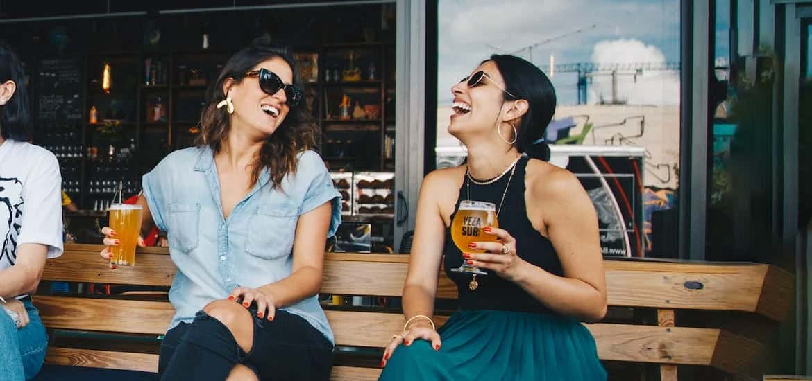 Deux amies installées en terrasse à Strasbourg